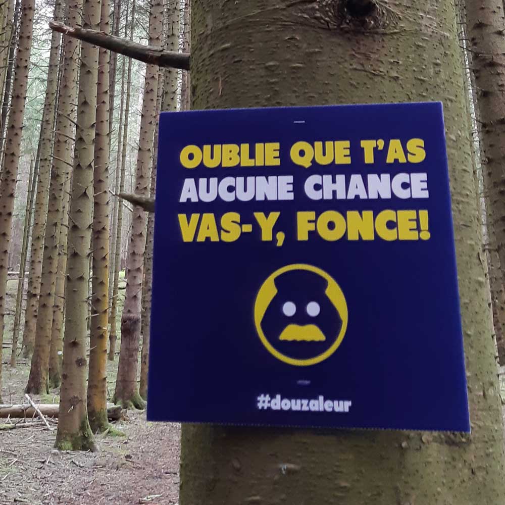 Panneau de course "Oublie que t'as aucune chance, vas-y fonce"