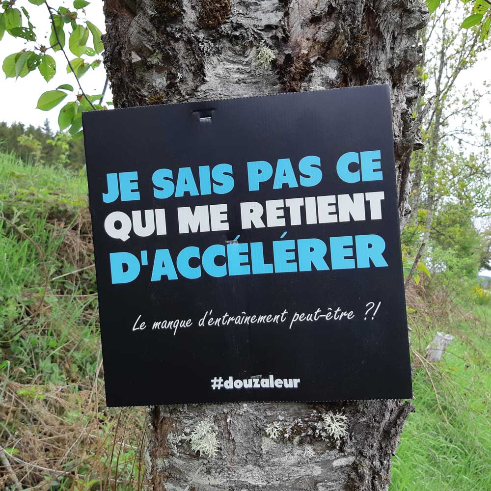 Panneau de course "Je sais pas ce qui me retient d'accélérer..."